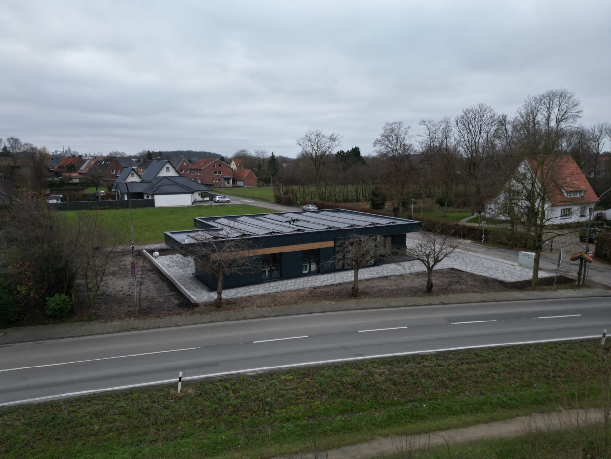 Modernes anthrazitfarbenes Bürogebäude mit Solarpaneelen